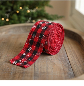 Gros plan du ruban de Noël à carreaux rouges et noirs avec des motifs de flocons de neige