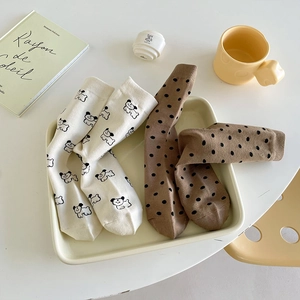 Zwei Paar mittelhohe Baumwollsocken mit süßem Hundemotiv und gepunktetem Muster im Retro-Look
