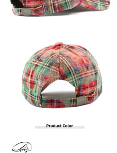 Détail d'une casquette vintage à carreaux avec boucle en bronze et motif écossais rouge et vert