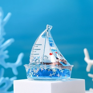 Bouteille de dérive fluide créative avec liquide bleu et petit bateau sur présentoir