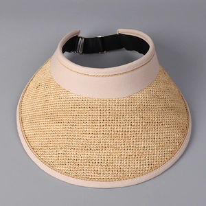 Détail de la visière en raphia avec bordure beige et sangle de réglage élastique noire