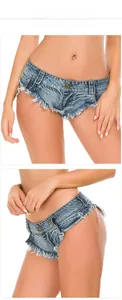 Dettaglio di pantaloncini di denim azzurro con strappi ed estremità sfilacciate