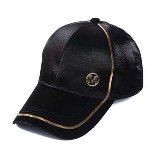 Casquette de baseball en satin noir pour femme avec liseré doré et logo M élégant