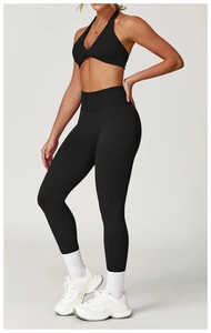 Détail du soutien-gorge de yoga dos nageur noir et du legging de sport à taille haute