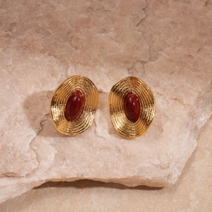 Boucles d'oreilles ovales dorées avec pierre brun rouge sur support en pierre