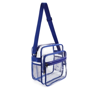 Détail du sac à bandoulière en PVC transparent avec poche en filet bleu et sangle