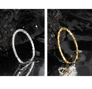 Makro-Detail von gold- und silbernen S925-Sterling-Silberringen mit Hammerschlag