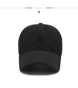 Vista frontale del cappellino da baseball nero traspirante con emblema in metallo laterale