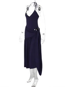 Details des dunkelblauen Neckholder-Kleids mit Wickelfalten an der Taille und asymmetrischem Saum