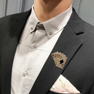 Détail d'une broche poker quinte flush avec strass étincelants sur revers de veste
