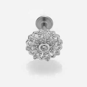 Vue macro d'un piercing lèvre fleur argenté avec zircon brillant et base plate en métal