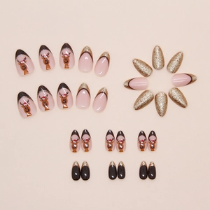 Faux ongles de Noël marron style français avec motifs renne et paillettes dorées