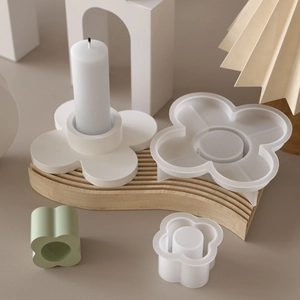 Detailansicht der Blumenform Silikonformen mit Kerzenhaltern auf einem Holzdisplay