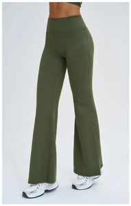 Vue détaillée du pantalon évasé vert olive à taille haute en tissu élastique lisse