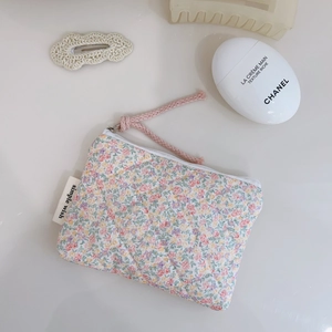 Pochette matelassée en coton à fleurs avec fermeture éclair et étiquette Simple Wish