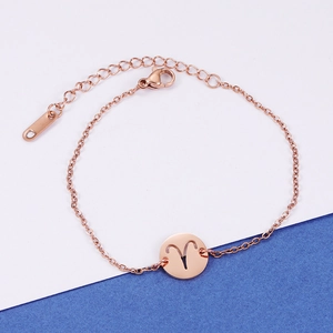 Détail macro d'un bracelet signe du zodiaque Bélier en or rose avec pendentif évidé
