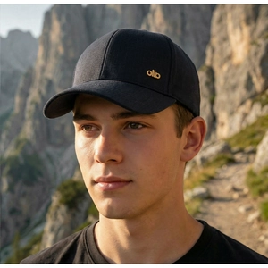 Outdoor leisure baseball cap in black with a premium metallic logo on the side detail