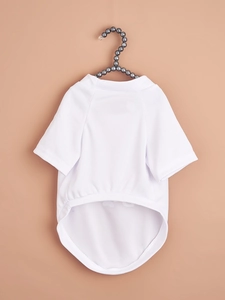 Detail of white mesh breathable pet t-shirt with reinforced round neck and curved hemline