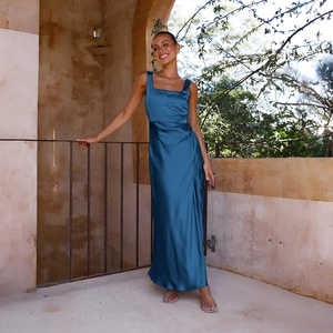 Elegantes marineblaues Satin-Maxikleid mit quadratischem Ausschnitt und seidigem Finish