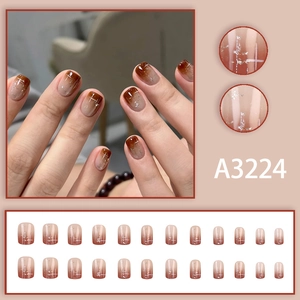 Kurze eckige künstliche Fingernägel mit braunem Bernstein-Verlauf und Silberglitzer-Design