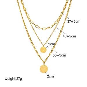 Collana a tre strati color oro con ciondoli moneta regina vintage su sfondo bianco