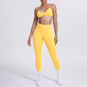 Completo sportivo giallo con reggiseno a vogatore e leggings a vita alta in maglia