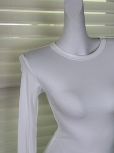Gros plan sur le tissu extensible en modal blanc avec texture à fines côtes sur haut