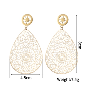 Detailed size chart for retro gold hollow drop earrings showing 4.5cm width and 8cm height