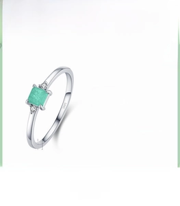 Macro detail of S925 silver ring featuring square green zircon and weight specifications
