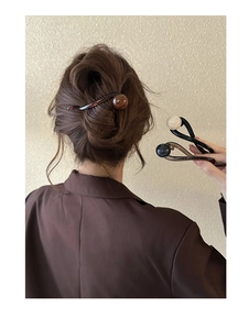 Détail de pinces à cheveux torsadées avec perles de café montrant diverses couleurs chic