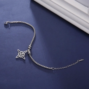 Dettaglio bracciale nodo delle streghe in acciaio inossidabile con catena box