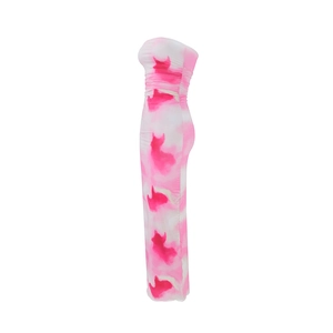 Profil latéral d'une robe maxi bustier moulante à fleurs roses et blanches pour femmes