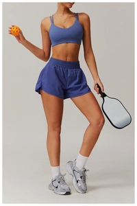 Détail du short de yoga taille haute avec taille plissée et brassière assortie bleue