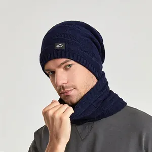 Ensemble bonnet et tour de cou tricotés bleu marine pour l'hiver avec écusson de sport