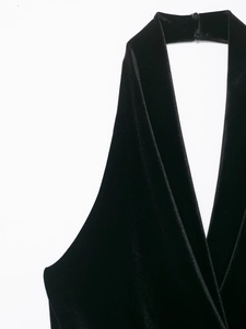 Detailansicht des schwarzen Samtkleids mit Neckholder und Knopfverschluss am Nacken