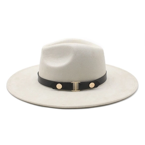 Cappello fedora grigio in feltro con cinturino in pelle nera e fibbia dorata su bianco