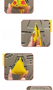 Vue détaillée d'un porte-clés pizza en cuir avec cordon jaune et fermoir noir mat