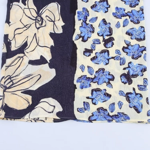 Jupe midi en satin à imprimé floral avec un patchwork élégant de grandes et petites fleurs