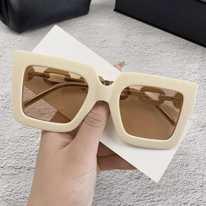 Gafas de sol cuadradas con patillas de cadena, montura crema y cristales degradados