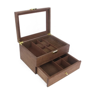 Détail d'un coffret à montres vintage en bois de noyer à deux niveaux avec couvercle en verre