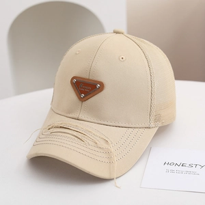 Dettaglio del cappellino baseball mesh kaki con toppa triangolare e visiera usurata