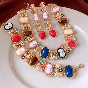 Détail d'une parure de bijoux vintage français avec pierres précieuses et chaînes en or