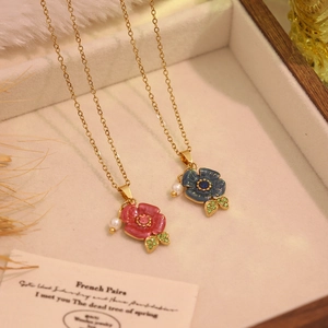 Collier à pendentif rose vintage avec perles d'imitation et chaîne dorée pour femme