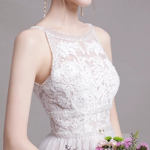 Robe de mariée en dentelle blanche avec détails de perles et broderies florales