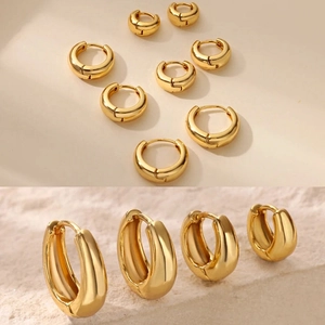 Boucles d'oreilles créoles dorées en acier inoxydable de tailles variées sur pierre