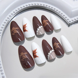 Faux ongles amande à presser avec feuilles d'érable diamantées en marron et nude