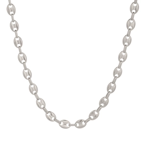 Makro-Detail der silbernen Schweinenase-Gliederkette mit Hochglanz-Finish