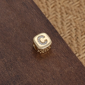 Perla quadrata dorata con lettera G in zircone per creazione di gioielli
