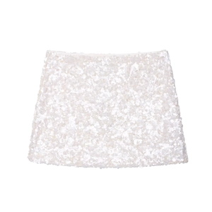 Gros plan sur la mini-jupe à paillettes blanches avec texture réfléchissante et taille haute