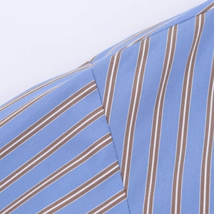 Detalle de camisa de rayas mostrando costuras de calidad y textura de tela tejida